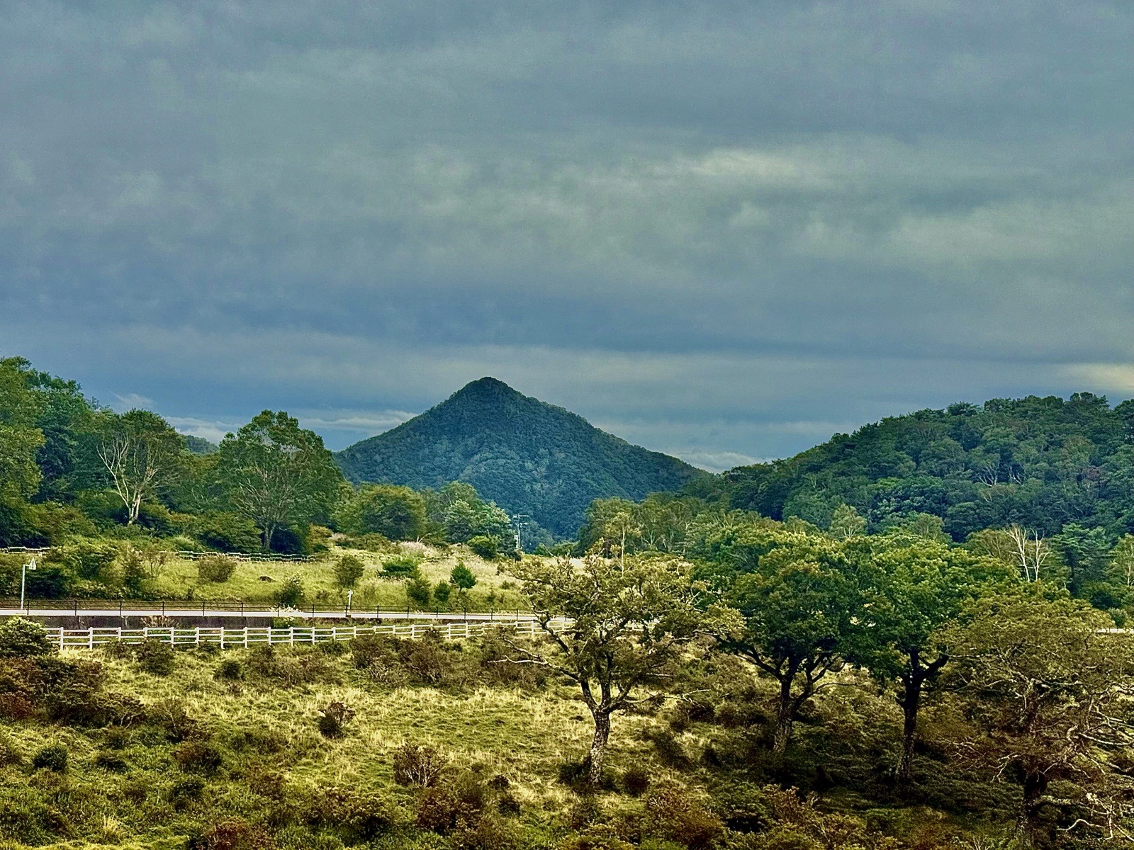 雲の下に広がる赤城山の高原と山並み