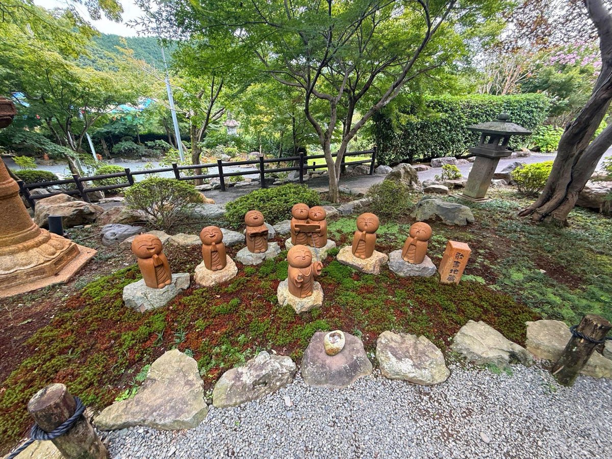境内に咲く50の笑顔。桐生市「宝徳寺」の地蔵のこみち